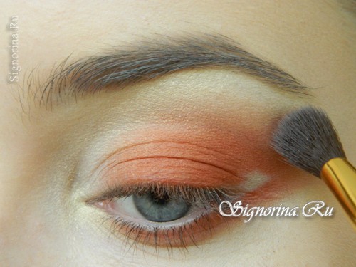Мастер-класс по созданию осеннего макияжа с персиковыми тенями: фото 9