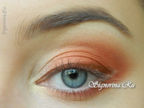 Мастер-класс по созданию осеннего макияжа с персиковыми тенями: фото 12