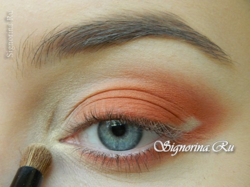 Мастер-класс по созданию осеннего макияжа с персиковыми тенями: фото 7