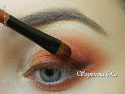 Мастер-класс по созданию осеннего макияжа с персиковыми тенями: фото 13