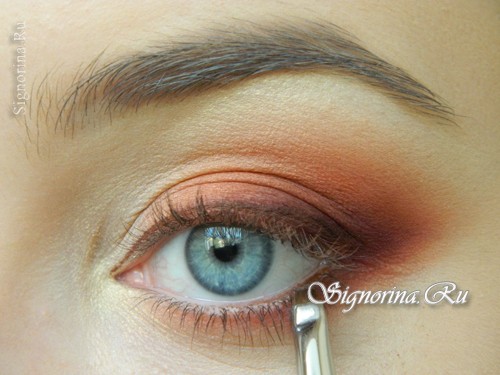 Мастер-класс по созданию осеннего макияжа с персиковыми тенями: фото 16