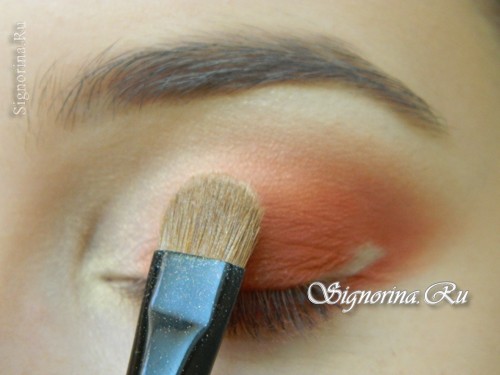 Мастер-класс по созданию осеннего макияжа с персиковыми тенями: фото 10