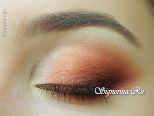 Осенний макияж с персиковыми тенями: фото