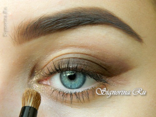 Мастер-класс по созданию макияжа смоки айс с коричневыми тенями и голубой стрелкой: фото 5