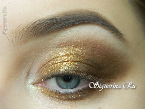 Мастер-класс по созданию яркого дымчатого макияжа c золотыми тенями на Новый год: фото 11
