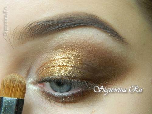 Мастер-класс по созданию яркого дымчатого макияжа c золотыми тенями на Новый год: фото 10