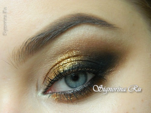 Яркий дымчатый макияж c золотыми тенями на Новый год: фото