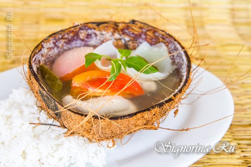 Азиатский суп с курицей, кокосом и лемонграссом: фото