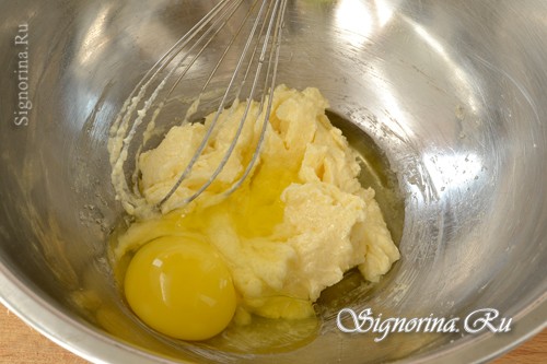 Добавление яиц в сахарно-масляную смесь: фото 4