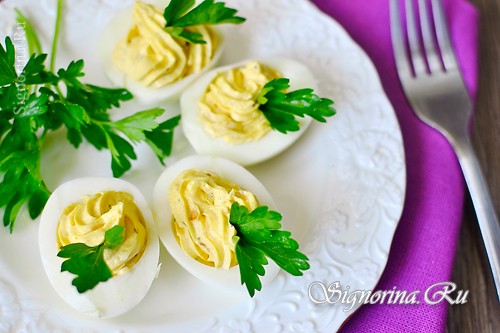Фаршированные яйца с сыром и чесноком: фото 