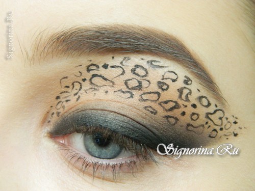 Мастер-класс по созданию леопардового макияжа глаз на Хеллоуин: фото 9