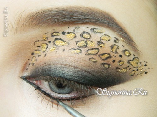Мастер-класс по созданию леопардового макияжа глаз на Хеллоуин: фото 11