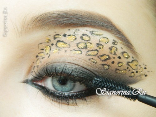 Мастер-класс по созданию леопардового макияжа глаз на Хеллоуин: фото 14