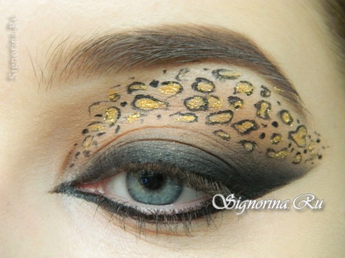 Мастер-класс по созданию леопардового макияжа глаз на Хеллоуин: фото 12