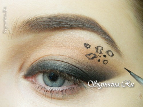Мастер-класс по созданию леопардового макияжа глаз на Хеллоуин: фото 8
