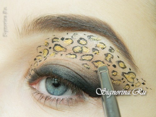 Мастер-класс по созданию леопардового макияжа глаз на Хеллоуин: фото 10