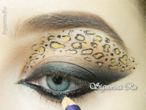Мастер-класс по созданию леопардового макияжа глаз на Хеллоуин: фото 13
