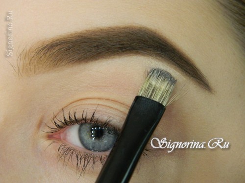 Пошаговый урок макияжа, как правильно накрасить брови и придать им форму: фото 9