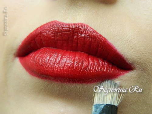 Урок, как правильно накрасить губы красной помадой: фото 10