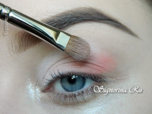Урок для создания макияжа в персиковых тонах: фото 5