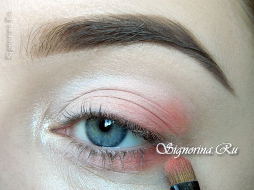 Урок для создания макияжа в персиковых тонах: фото 6