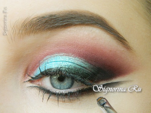 Урок контрастного вечернего макияжа для голубых глаз: фото 13