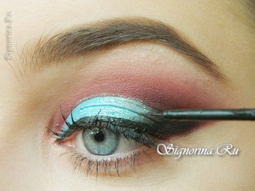 Урок контрастного вечернего макияжа для голубых глаз: фото 9
