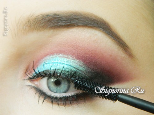 Урок контрастного вечернего макияжа для голубых глаз: фото 16