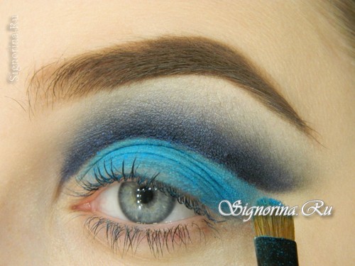 Урок макияжа под синее или голубое платье: фото 7