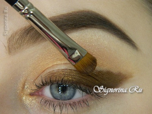 Урок вечернего макияжа глаз под золотое платье: фото 10
