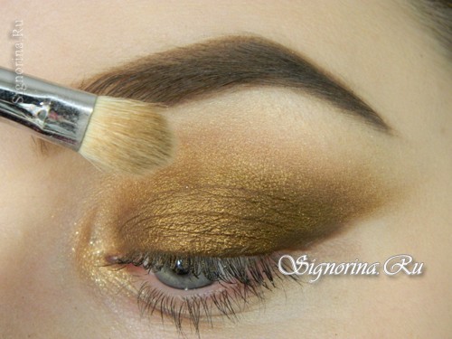 Урок вечернего макияжа глаз под золотое платье: фото 11