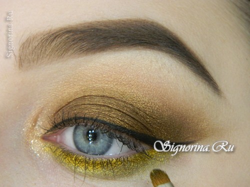 Урок вечернего макияжа глаз под золотое платье: фото 15