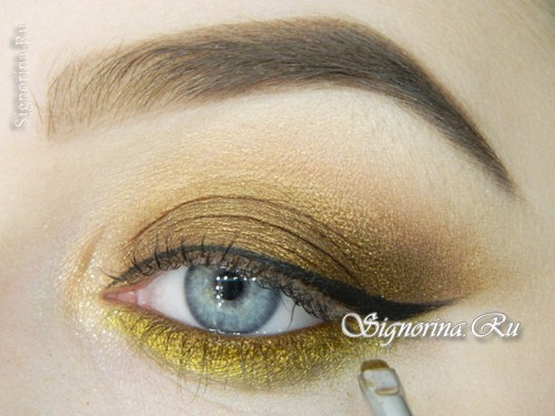 Урок вечернего макияжа глаз под золотое платье: фото 17