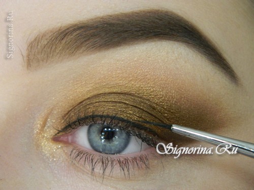 Урок вечернего макияжа глаз под золотое платье: фото 13
