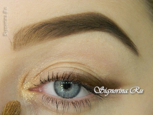 Урок вечернего макияжа глаз под золотое платье: фото 7