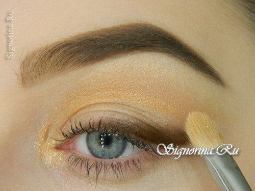 Урок вечернего макияжа глаз под золотое платье: фото 9