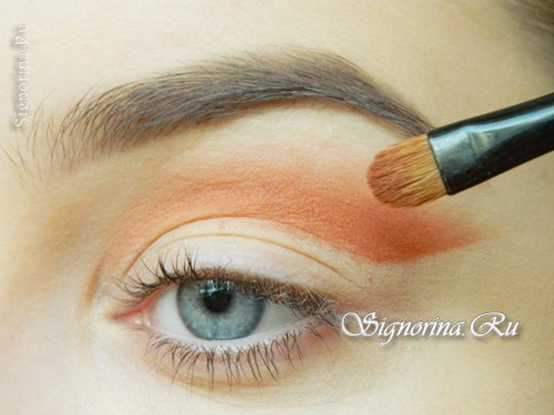 Урок макияжа в осенних тонах для зеленых и голубых глаз: фото 3