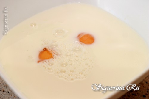 Разбить яйца в молока для блинов из кукурузной муки: фото 1