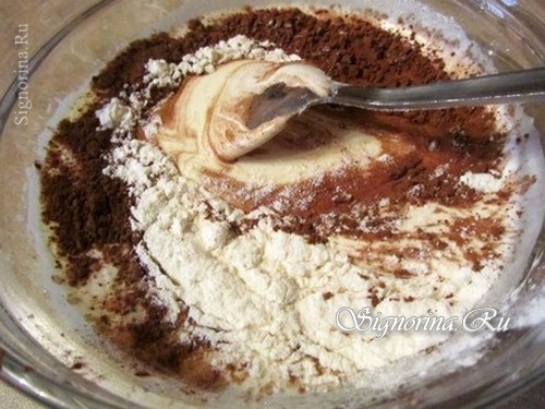 Перемешать тесто для шоколадного торта с творожым кремом фото 3