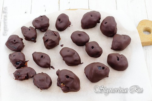 Дайте шоколадных конфетам с орехами застыть фото 10