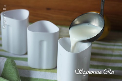 Разлейте молоко по формочкам для йогурта фото 4