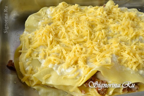 Выложить тесто и посыпать сыром фото 17