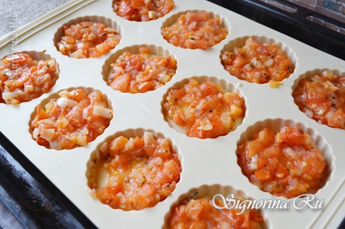 Разложить помидоры с луком по мини пиццам фото 10