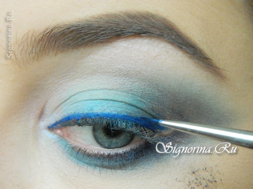 Выполняя макияж для светлых глаз и волос воспользуемся синей подкодкой фото 10