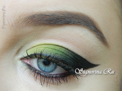Графичный макияж с зелеными тенями для голубых глаз: урок пошагово с фото