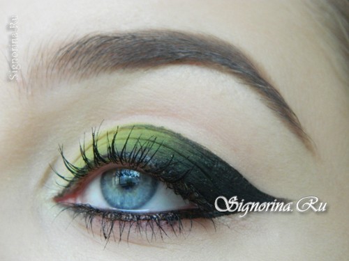 Графичный макияж с зелеными тенями для голубых глаз