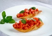 Итальянская брускетта с помидорами и базиликом: рецепт с фото