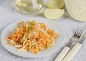 Диетический салат из капусты с морковью и яблоком: рецепт с фото