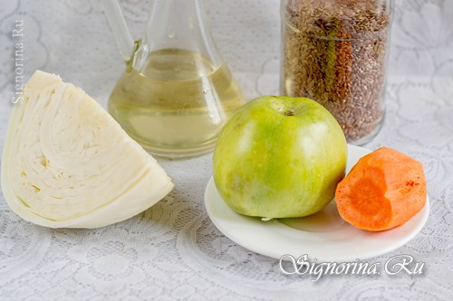 Ингредиенты для приготовления диетического салата из капусты с морковью и яблоком