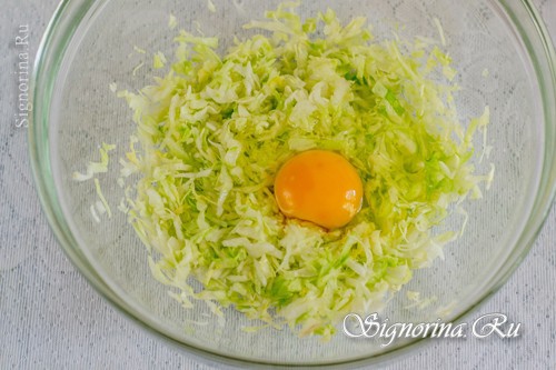 Измельчите капусту и добавьте яйцо фото 1